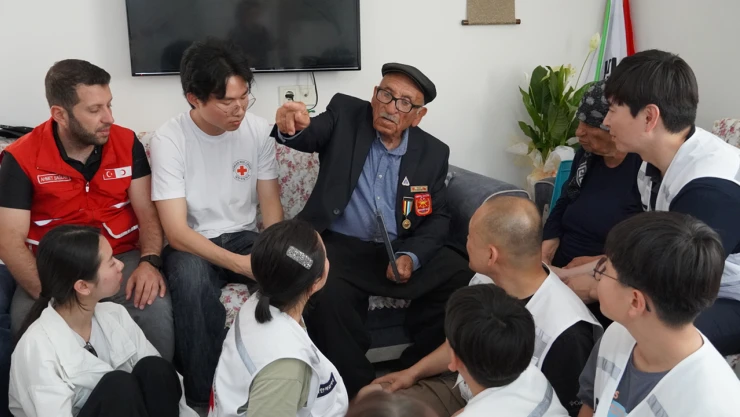 Kore Kızılhaçı gönüllülerinden Kahramanmaraşlı Kore gazisi Çolak'a ziyaret