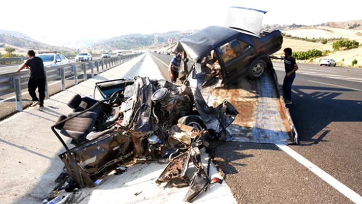 Korkunç kazada otomobil ikiye ayrıldı