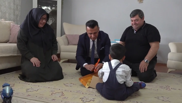 Koruyucu ailesi oldukları çocukla 30 yıllık hasretlikleri son buldu