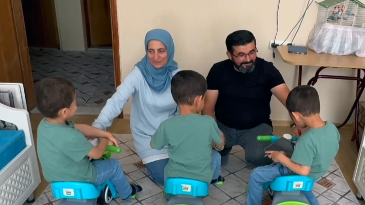 Koruyucu ailesi oldukları üçüzlerle evlerini şenlendirdiler
