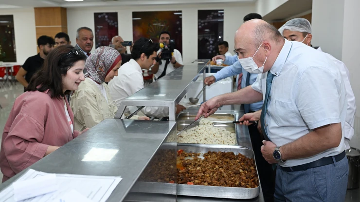 KSÜ Rektörü Yasım, dönemin ilk gününde öğrencilerle yemekhanede buluştu