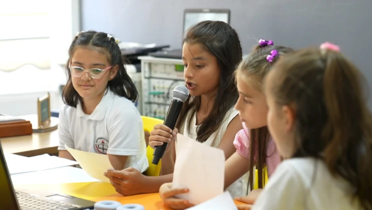 Küçük radyocular, güncel dünyanın okuldaki sesi oldu