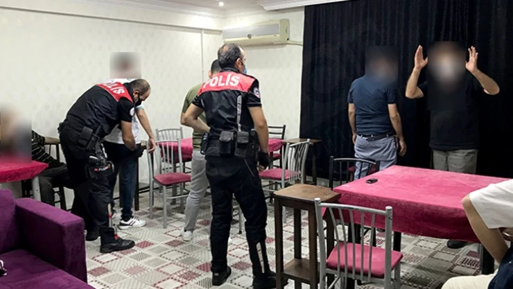 Kumarhaneye çevrelen apartman dairesine baskın yapıldı