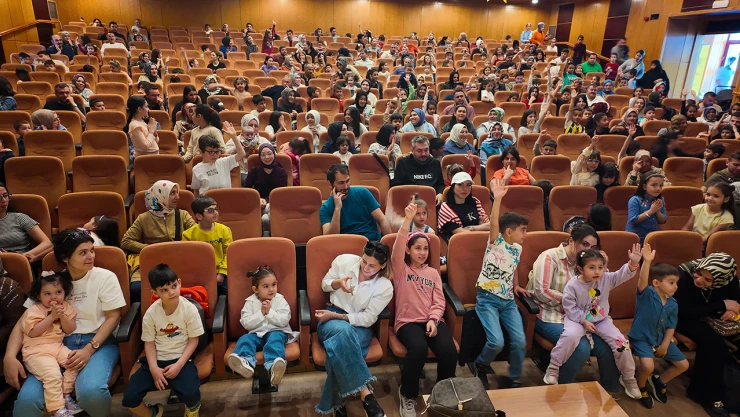 Kurnaz Kedi tiyatro oyunu çocuklar için sahnelendi