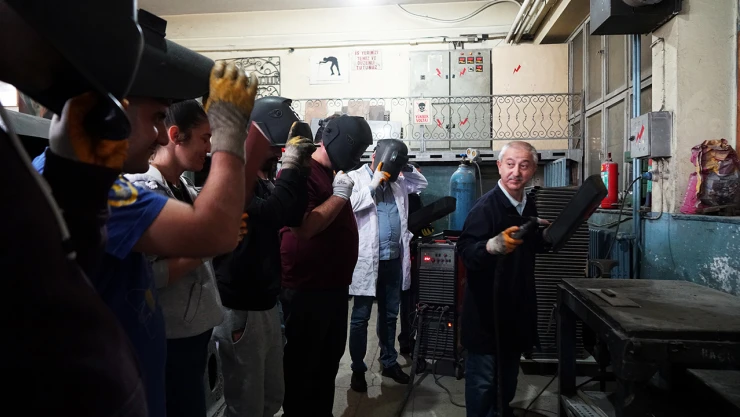 Kursiyerler, kaynakçılık kursunda hem öğreniyor hem üretiyor