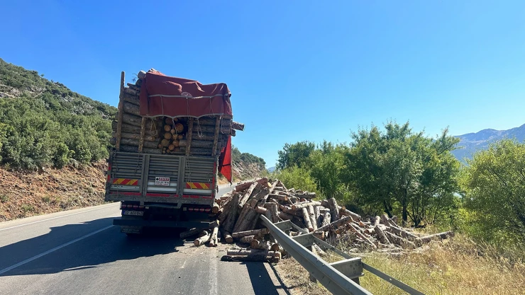 Lastiği patlayan kamyondaki tomruklar yola saçıldı