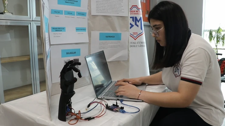 Lise öğrencileri engelliler için robot el geliştirdi