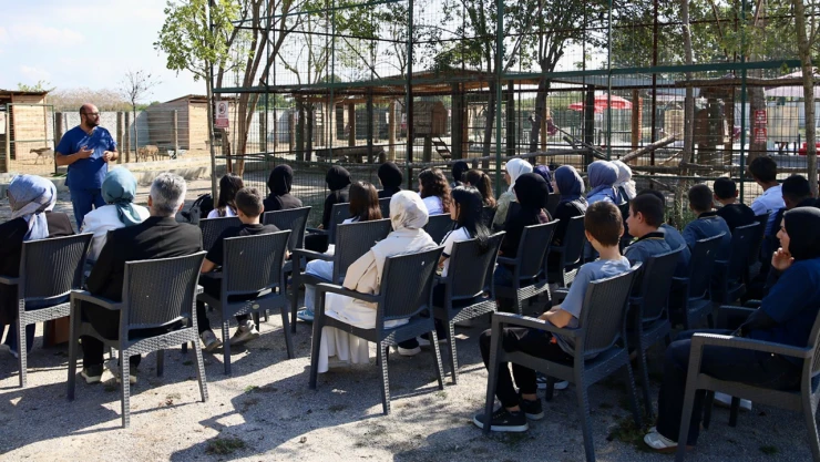 Lise öğrencileri meslek seçimleri için sahada