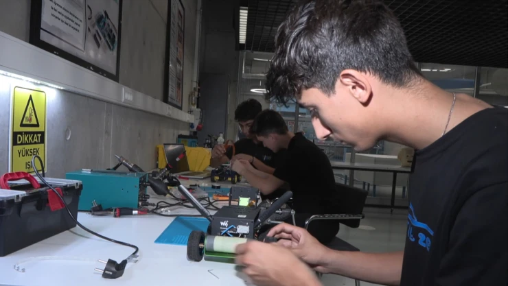 Liseliler mini otonom araçla uluslararası yarışmalarda zirveyi hedefliyor