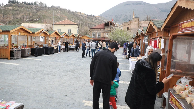 Maharetli eller kadın üretici pazarı açıldı