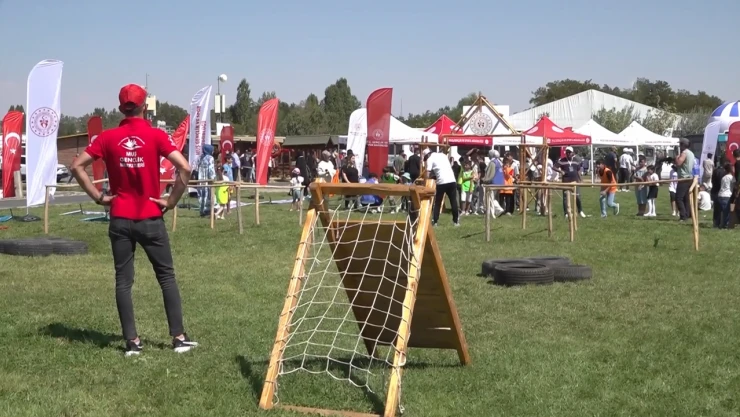 Malazgirt Zaferi'nin yıl dönümünde çocuklar geleneksel oyunlarla tarihe yolculuk yaptı