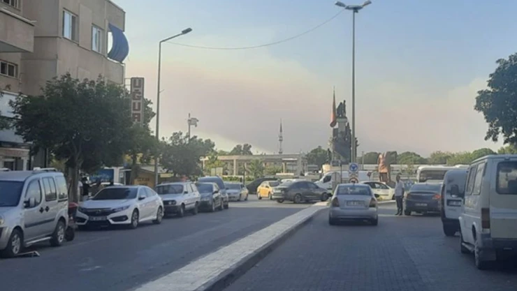 Manisa'da çıkan orman yangınında 1.440 kişi tahliye edildi