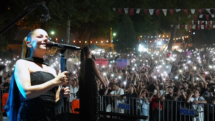 Merve Özbey, Kahramanmaraş Geleneksel Ağustos Fuarı'na damga vurdu