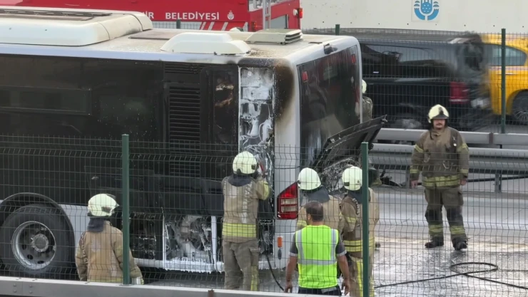 Metrobüste yangın paniği