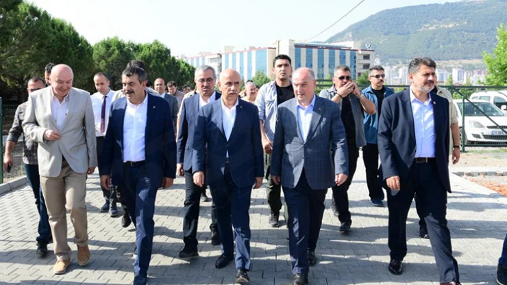 Milli Eğitim Bakanı Tekin, KSÜ konteyner kenti ziyaret etti