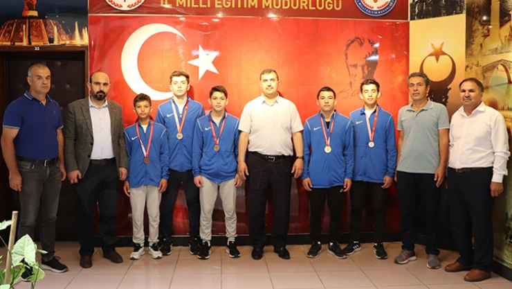 Milli Eğitim Müdürü Kahraman, Türkiye şampiyonu güreş takımını ağırladı