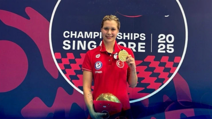 Milli sporcu Defne Kurt, Singapur'da tarihe geçti! 5 altın madalya