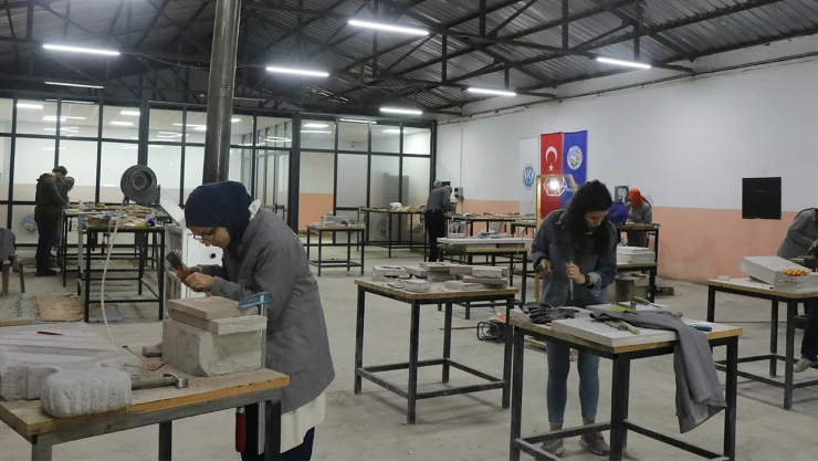 Mimar Sinan'ın eserlerindeki motifleri taşa işliyorlar