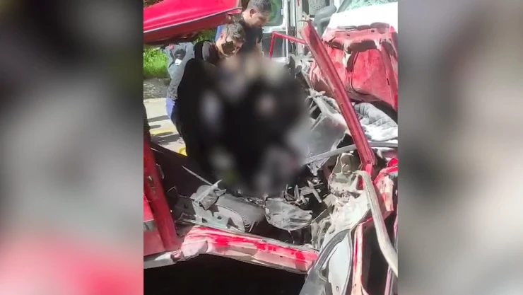 Minibüs ile otomobilin çarpışması sonucu 2 kişi öldü, 1 kişi yaralandı