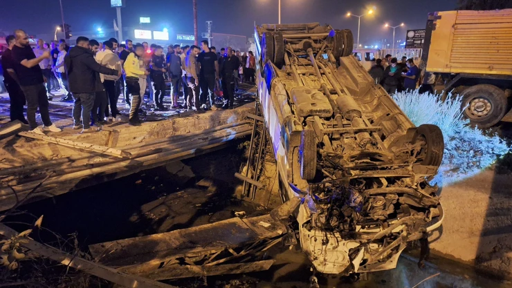 Minibüs ile otomobilin çarpıştığı kazada 11 kişi yaralandı