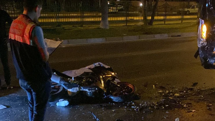 Minibüsle çarpışan motosikletin sürücüsü öldü