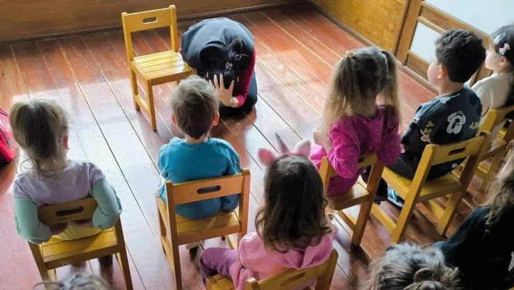 Minik öğrencilerle çök-kapan-tutun tatbikatı