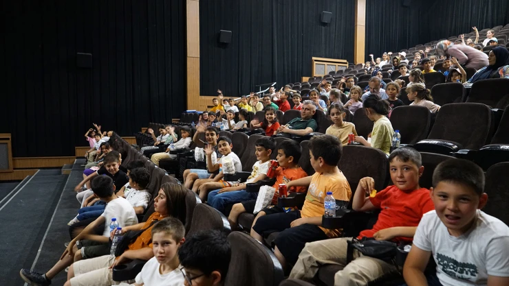 Minik sanatseverlere sinema keyfi Kahramanmaraş Büyükşehir'den