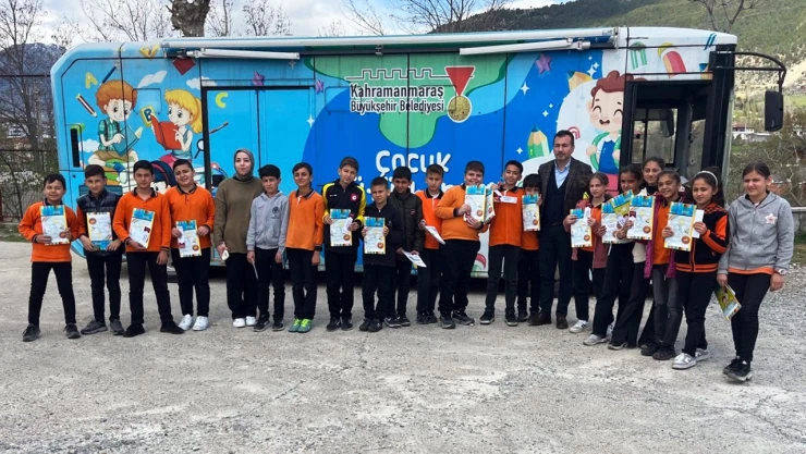 Mobil Çocuk Kütüphanesi, minik kalplere kitap sevgisi aşılamaya devam ediyor
