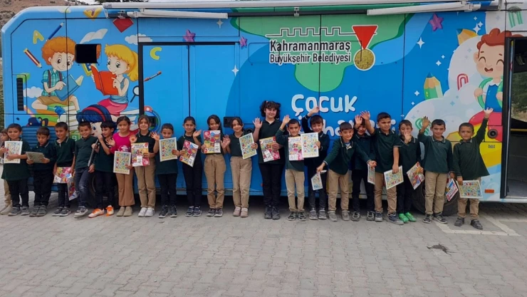 Mobil Kütüphane ekipleri çocuklara kitaplarla dolu bir dünya sunuyor