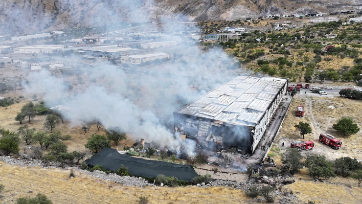 Mobilya fabrikasında çıkan yangın söndürüldü