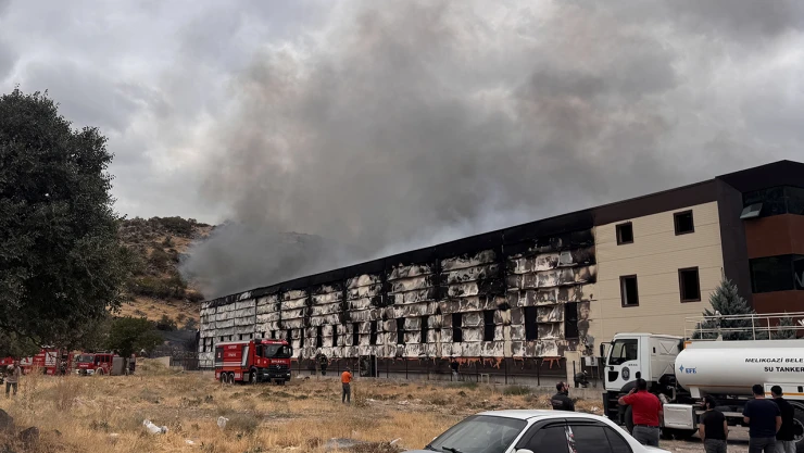 Mobilya fabrikasında yangın! Müdahale sürüyor