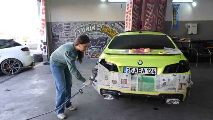 Modifiye ustası kadın otomobil tutkunlarını tek çatı altında buluşturuyor
