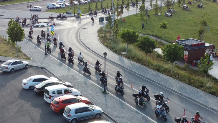 Motosiklet grubu uyuşturucuyla mücadele için sokaklarda tur attı