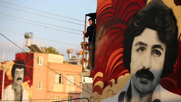 Müslüm Gürses ve Ferdi Tayfur'un resimleri sokaklara çiziliyor