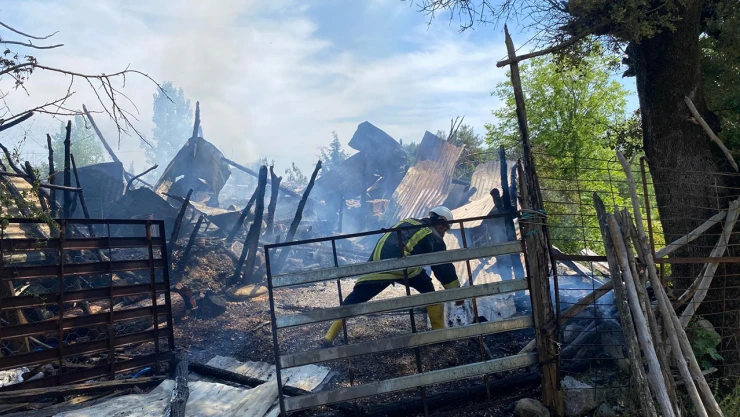 Müstakil evde çıkan yangın büyük hasara neden oldu