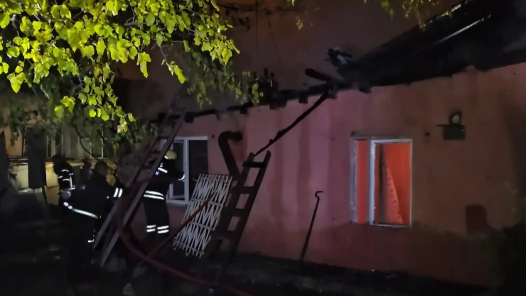 Müstakil evde çıkan yangında mahsur kalan 2'si çocuk 4 kişi kurtarıldı