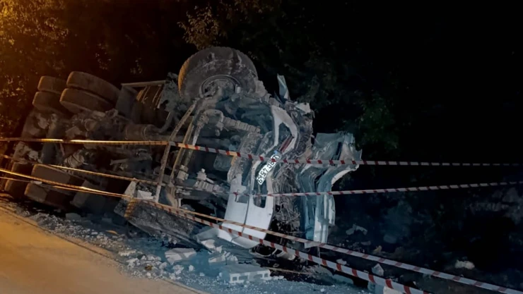 Müstakil eve çarpan hafriyat kamyonunun sürücüsü öldü