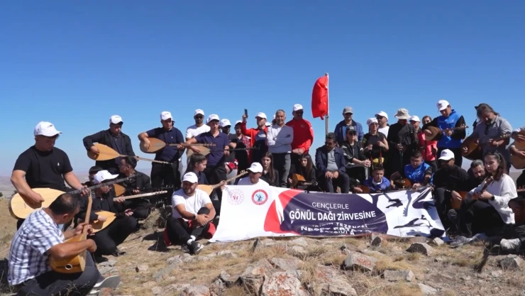 Neşet Ertaş, 40 saz eşliğinde Gönül Dağı'nda anıldı