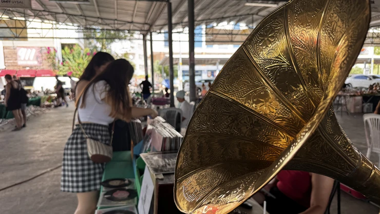 Nostalji tutkunları antika pazarında buluşuyor