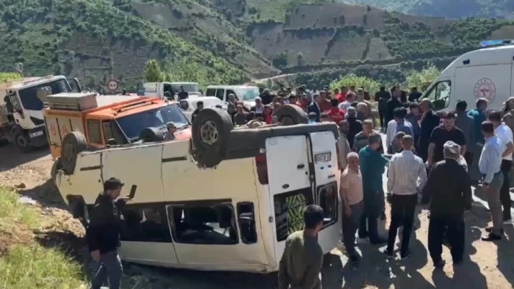 Öğrenci servisi devrildi, 14 yaralı