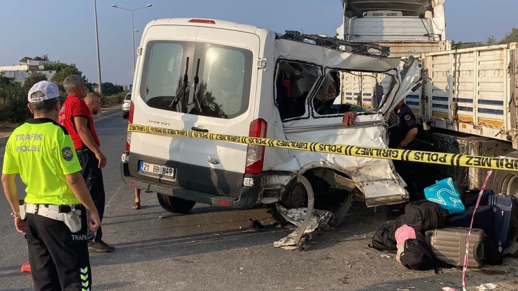 Öğrencileri taşıyan minibüs tıra çarptı, 1'i çocuk 2 kişi öldü, 10 kişi yaralandı