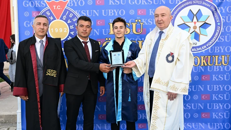 Öğrencilerin mezuniyet coşkusuna aileleri de eşlik etti