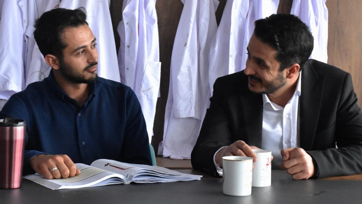 Öğretmen kardeşler, aynı okulda öğrencilerini geleceğe hazırlıyor