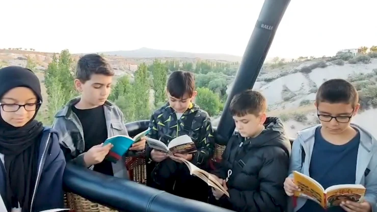 Öğretmen ve öğrenciler gökyüzünde kitap okudu