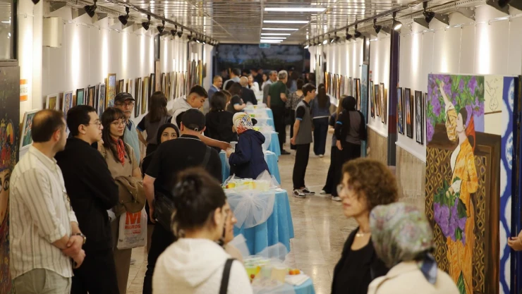 Okul koridoru, sanat galerisine dönüştürüldü