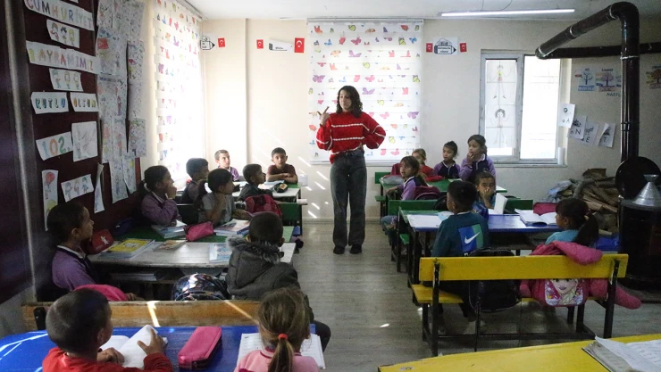 Okulunun hem müdürü hem öğretmeni hem de hizmetlisi