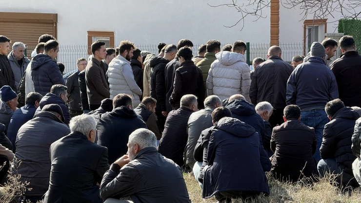 Öldürülen apartman görevlisinin eşi Kahramanmaraş'ta defnedildi
