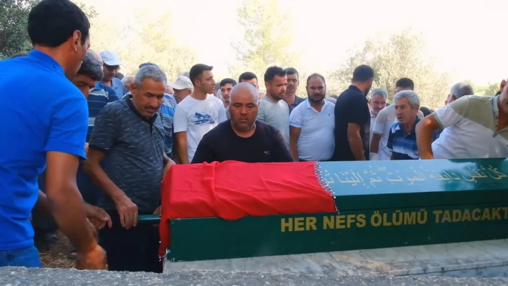 Ölü bulunan üniversiteli genç kızın cenazesi Mersin'de defnedildi
