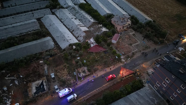 Oluşan hortum evlerin çatıları ile seralara zarar verdi