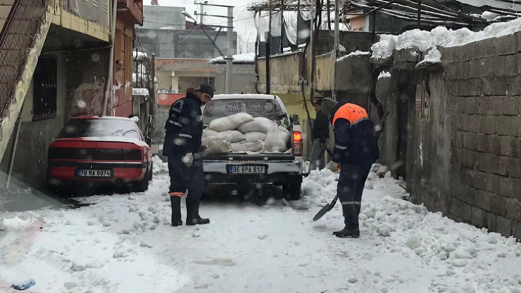 Onikişubat'ta her noktada kar temizleme çalışmaları sürüyor